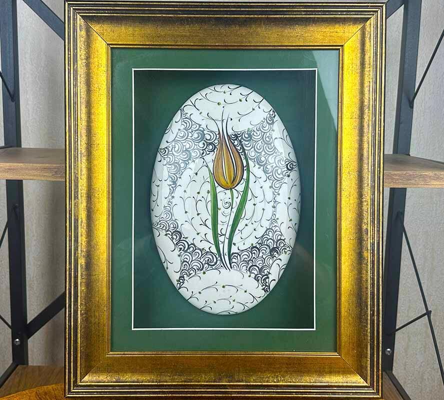 Kulturelles Repräsentationsgeschenk – İznik-Keramiktafel mit Gelber Tulpe und Haliç-Muster - 1