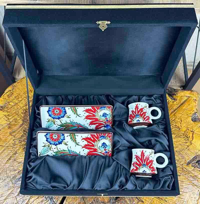 Le Set de Service à Café en Céramique d’Iznik à Motifs Hatayi & Saz Yolu – Choix Élégant - 4