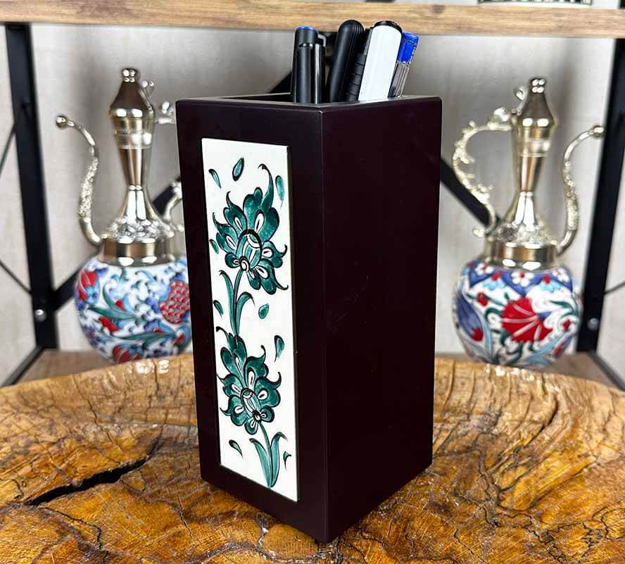 Lotus-Eleganz – Holz-Stiftehalter mit Iznik-Keramik - 1
