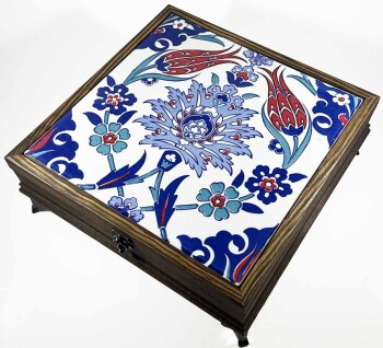 Lotus- und Tulpenmotivierte Holzbox – Dekorative Aufbewahrung mit Iznik-Muster - Çini Evi
