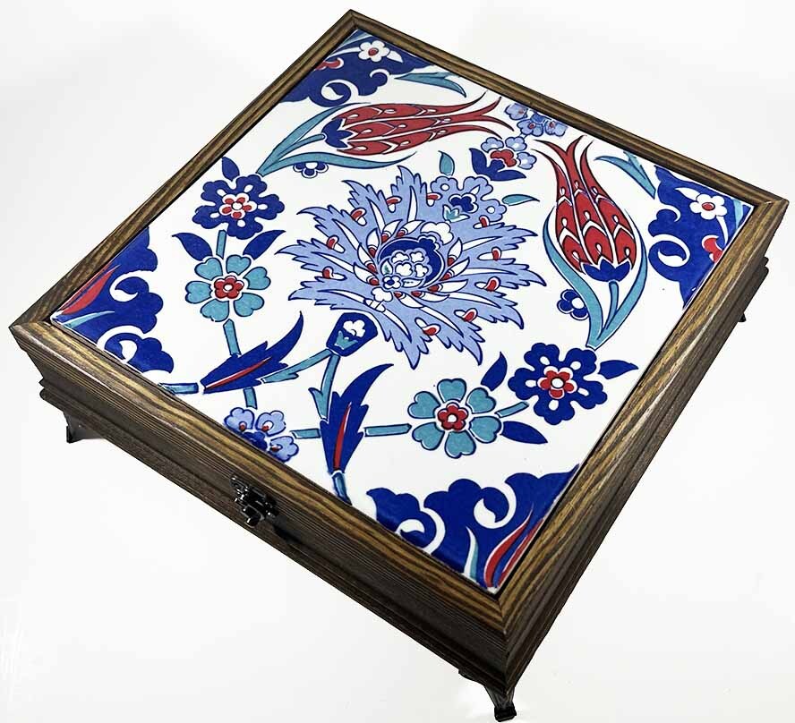 Lotus- und Tulpenmotivierte Holzbox – Dekorative Aufbewahrung mit Iznik-Muster - 1