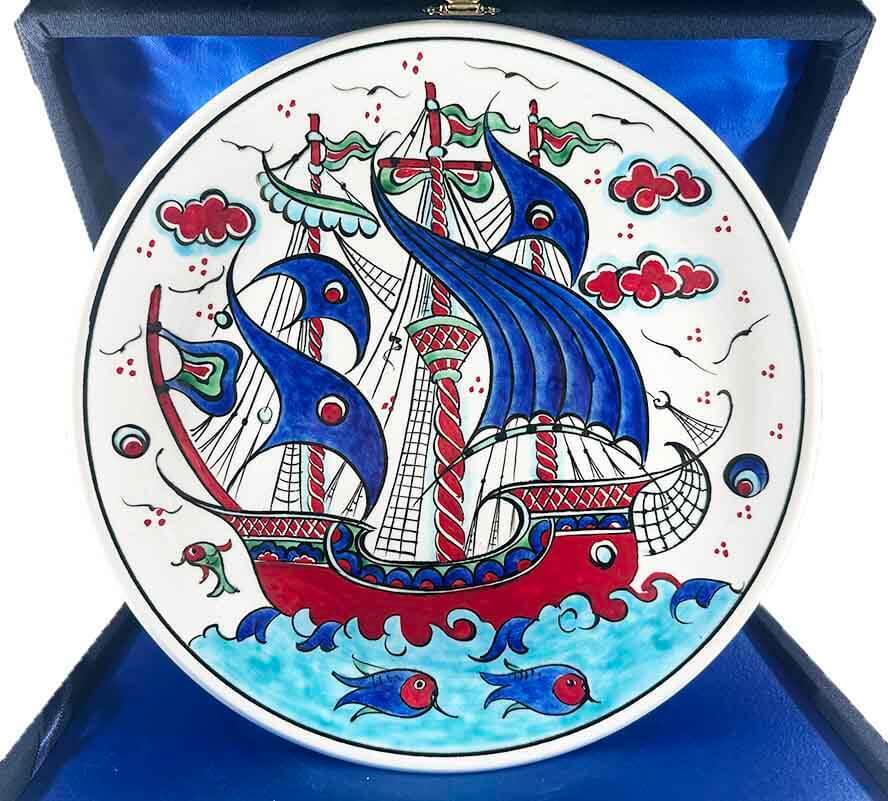 Marina-Geschenk – Iznik-Keramikteller mit Kalyon-Motiv - 1