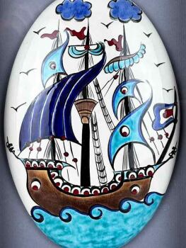 Marineerinnerung – Handgefertigtes Iznik-Keramikpaneel mit osmanischem Kalyon-Motiv und Passepartout - 2