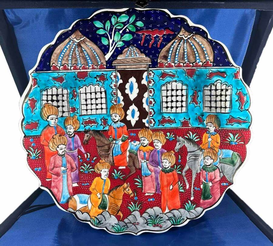 Minyatürlü İznik Çini Tabak – Medrese Avlusu (30 cm) - 1