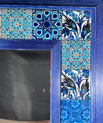 Miroir à cadre bleu avec motifs de céramique - 3