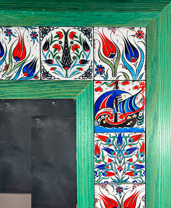 Miroir à cadre vert décoré de motifs céramiques - 2