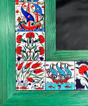 Miroir à cadre vert décoré de motifs céramiques - 3