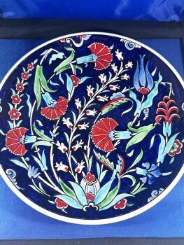 Nişan Hediyesi, Mavi Zeminli Lale ve Karanfil Desenli İznik Çini Tabak - 3