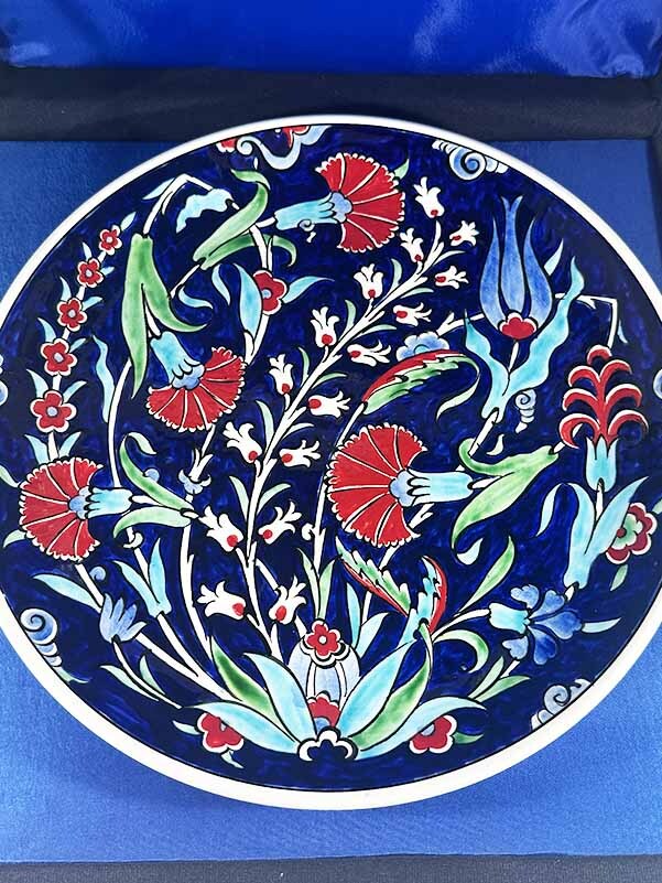 Nişan Hediyesi, Mavi Zeminli Lale ve Karanfil Desenli İznik Çini Tabak - 3