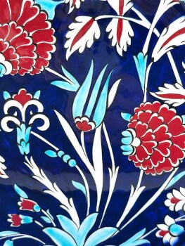 Nişan Hediyesi, Mavi Zeminli Lale ve Karanfil Desenli İznik Çini Tabak - Çini Evi (1)