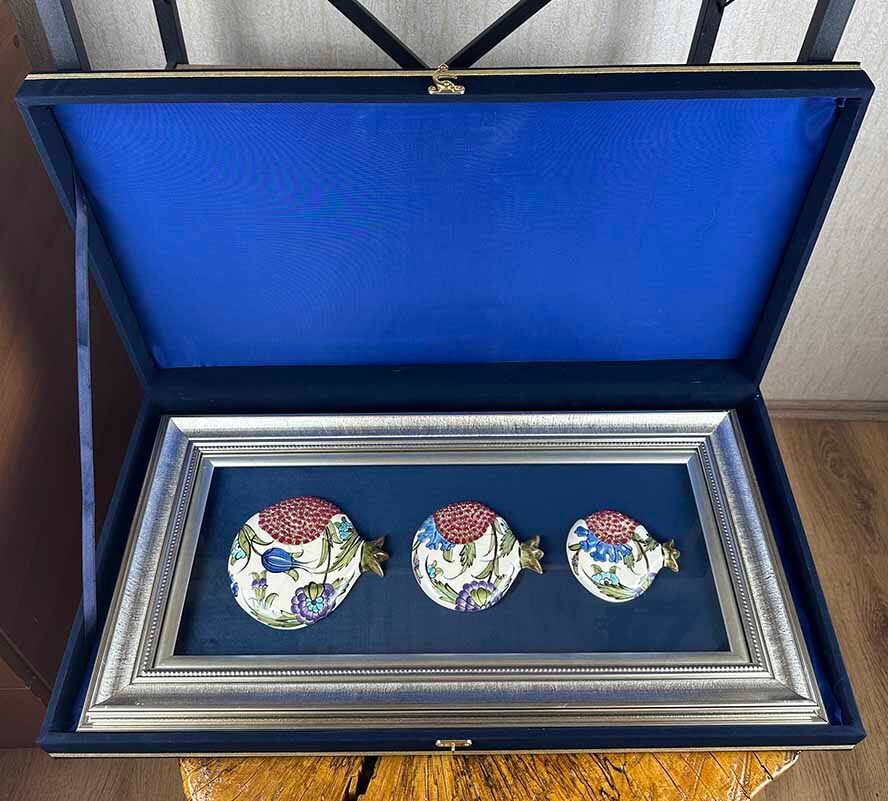 Offizielles Besuchsgeschenk: Dreifaches Iznik-Keramik Granatapfel-Paneel mit blauem Tulpenmotiv - 4