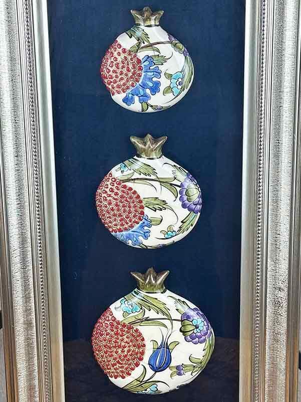 Offizielles Besuchsgeschenk: Dreifaches Iznik-Keramik Granatapfel-Paneel mit blauem Tulpenmotiv - 2