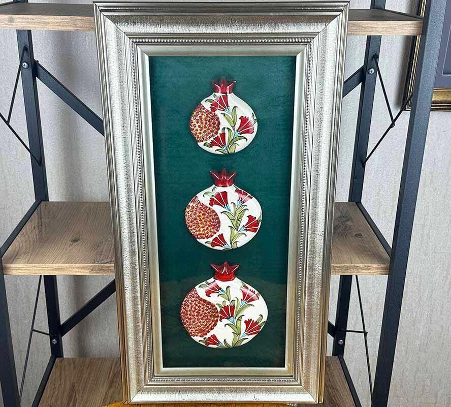 Staats- und Unternehmensgeschenk: Dreiteiliges Keramik-Granatapfelpaneel mit rotem Nelkenmotiv und Passepartout - 1