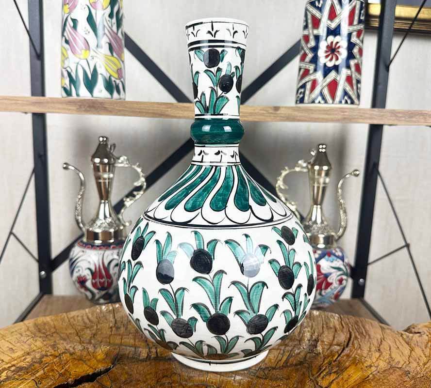 Olivenzweig – Iznik-Keramikvase in Tropfenform - 1