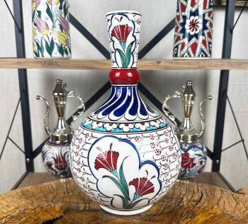 Osmanische Nelke – Iznik-Keramikvase in Tropfenform - Çini Evi