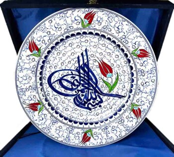 Osmanisches Tughra-Motiv – Handgefertigter İznik Keramikteller mit Haliç- und Tulpenornamenten (30 cm) - Çini Evi