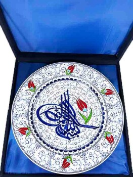 Osmanisches Tughra-Motiv – Handgefertigter İznik Keramikteller mit Haliç- und Tulpenornamenten (30 cm) - 3