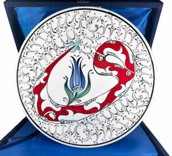 Ottoman “Vav” Motif Iznik Plate – Spiritual Gift (25 cm / 9.84 inch) - Çini Evi