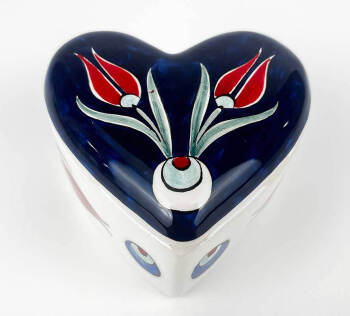 Palace-Çintemani-and-Red-Tulips-Heart-Shaped-Ceramic-Box - Çini Evi
