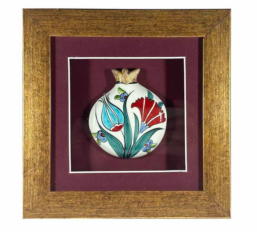 Palastgleichgewicht – Granatapfel-Plakette mit Tulpe und Nelke aus Iznik-Keramik - 1