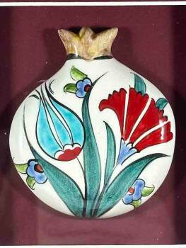 Palastgleichgewicht – Granatapfel-Plakette mit Tulpe und Nelke aus Iznik-Keramik - 2