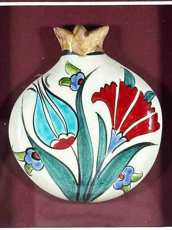Palastgleichgewicht – Granatapfel-Plakette mit Tulpe und Nelke aus Iznik-Keramik - 2
