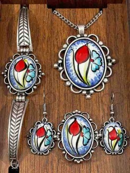 Parure de bijoux en céramique d’Iznik fond bleu - 2
