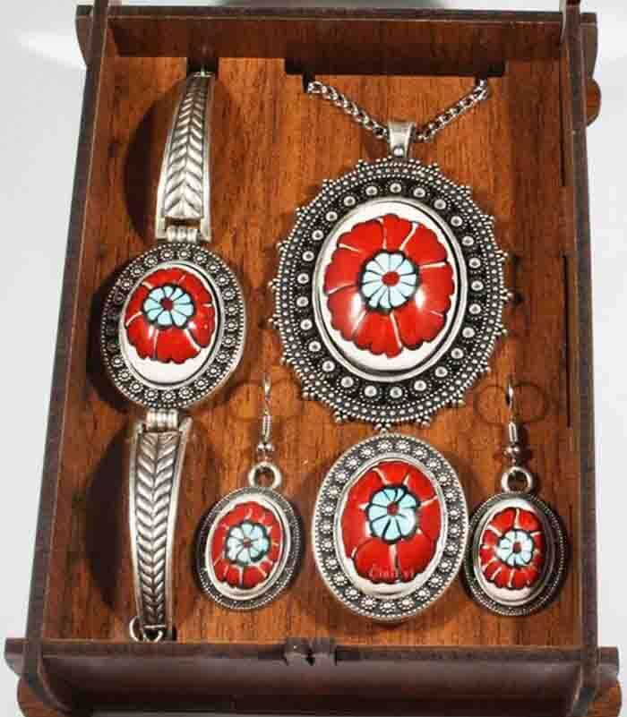 Parure de bijoux rouge en céramique d’Iznik - 1
