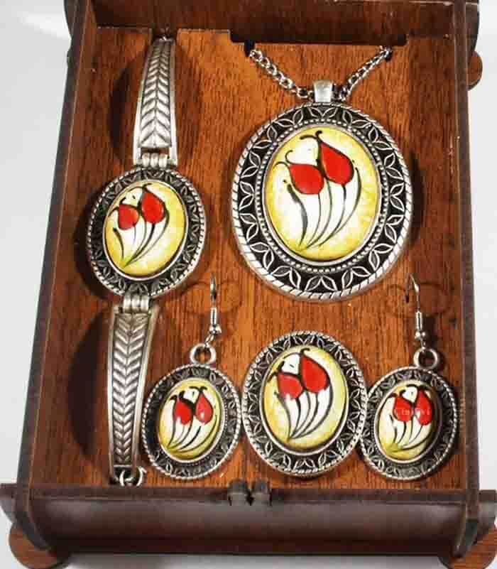 Parure de bijoux Iznik fond jaune et tulipe rouge - 1