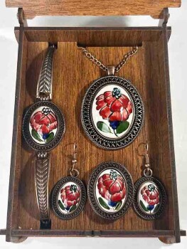 Parure de Bijoux en Céramique d’Iznik – Rosa Bella, Élégance Romantique au Motif de Rose - Çini Evi (1)