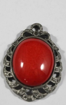 Pendentif en céramique d’Iznik sur fond rouge - 1