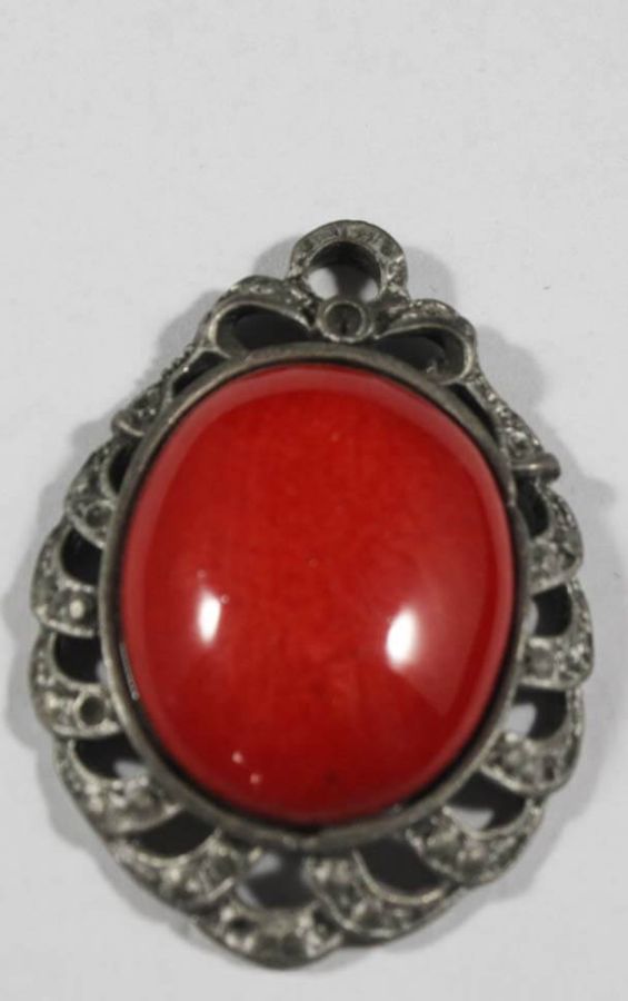 Pendentif en céramique d’Iznik sur fond rouge - 1