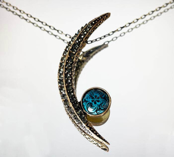Pendentif en bronze demi-lune à motif de corne d'or sur fond turquoise - 1