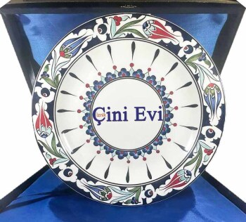 Personalisierter Repräsentationsgeschenk-Teller – Iznik-Keramik mit Tulpenmotiv - Çini Evi