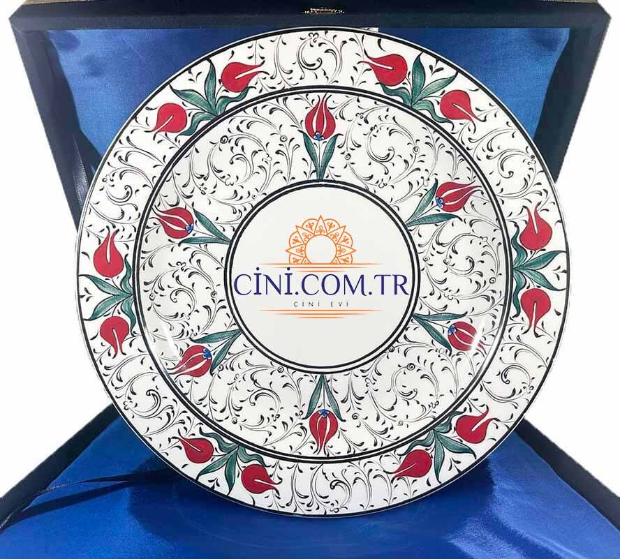 Personalisierter Iznik-Keramikteller mit rotem Tulpenrahmen - 1