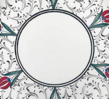 Personalisierter Iznik-Keramikteller mit rotem Tulpenrahmen - 2