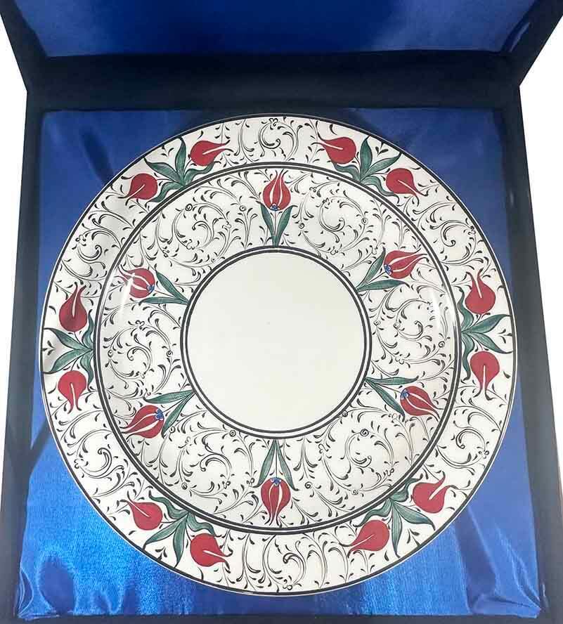 Personalisierter Iznik-Keramikteller mit rotem Tulpenrahmen - 3