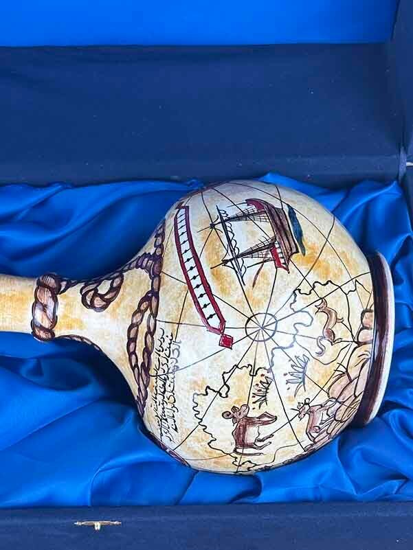 Piri-Reis-Kartenmotiv – Handgefertigte Iznik Keramikvase (30 cm) - 2