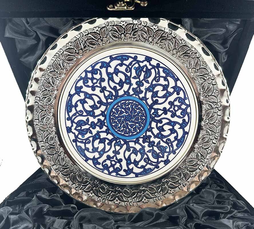 Plaket Décoratif en Céramique Bleu et Blanc Argenté – 25 cm - 1