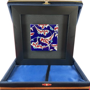 Plaque en céramique d’Iznik sur fond bleu - Çini Evi