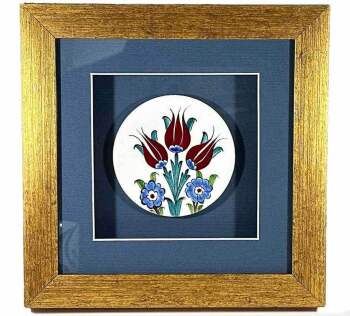 Plaque en céramique d’Iznik avec motif de 3 tulipes – Unité, spiritualité et élégance ottomane - 1