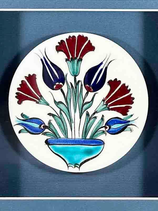 Plaque en céramique d'Iznik avec motif de fleurs en vase – Élégance naturelle et symbolisme ottoman - 2