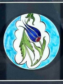 Plaque en céramique d’Iznik avec motif de tulipe – Cadeau d’honneur pour hauts représentants de l’État - 2