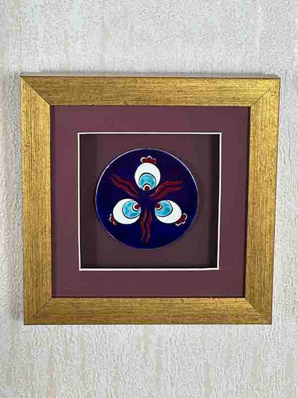 Plaque encadrée en céramique d’Iznik – Motif Çintemani sur fond bleu - 5