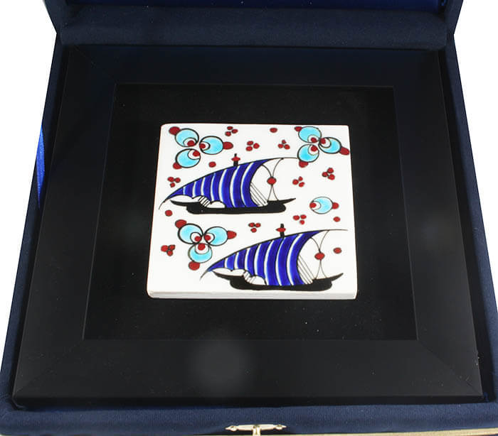 Plaque encadrée en céramique d’Iznik motif galion - 2