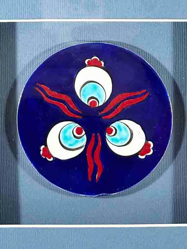 Plaque en céramique d’Iznik motif çintemani sur fond bleu - 2
