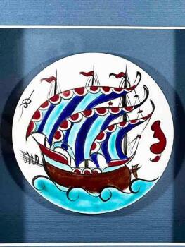 Plaque avec passe-partout en céramique d’Iznik motif galion ottoman - Çini Evi (1)