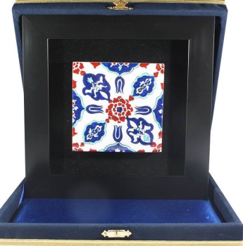 Plaque encadrée en céramique d’Iznik à motif design spécial - Çini Evi