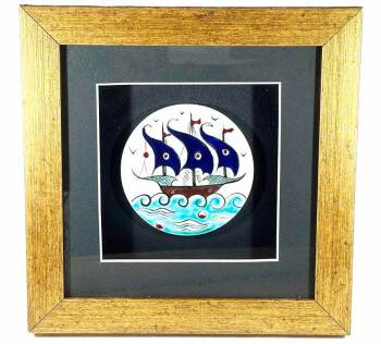 Plaque avec passe-partout en céramique d’Iznik motif galion - Çini Evi