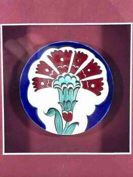 Plaquette de Remerciement avec Motif Œillet – Céramique d'Iznik Artisanale dans un Cadre Passe-Partout - 2